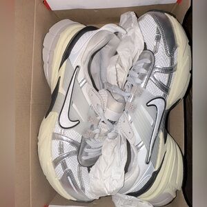W NIKE V2K RUN
SUMMIT WHITE/METALLIC SILVER
BLANC SOMMET/ARGENT METALLIQUE